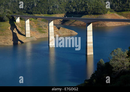 Archie Stevenot Brücke und neuen Melones Damm, Ausläufer der Sierra Nevada, Kalifornien, USA Stockfoto