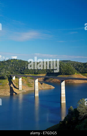 Archie Stevenot Brücke und neuen Melones Damm, Ausläufer der Sierra Nevada, Kalifornien, USA Stockfoto