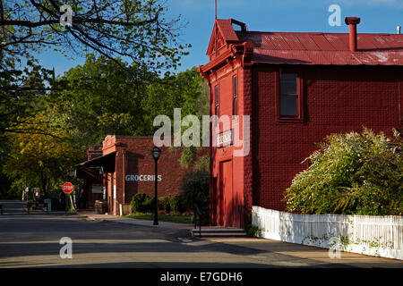 Feuer Haus (1911, auf der rechten Seite), und Columbia Mercantile Gebäude (1855), Main Street, Columbia State Historic Park, Columbia, Tuolu Stockfoto