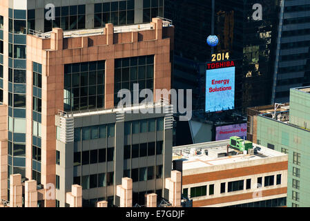 30. August 2014 - NEW YORK: Werbung für die Marke "Toshiba" am Times Square liest "Energy Solutions". Stockfoto