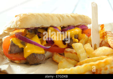 Geschmolzene Käse-Sandwich mit Beefsteak und Pommes frites Stockfoto