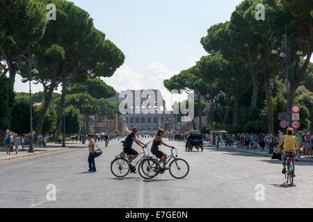 Italien: Nordansicht des Kolosseums in Rom, von der Via dei Fori Imperiali gesehen. Foto vom 6. September 2014. Stockfoto