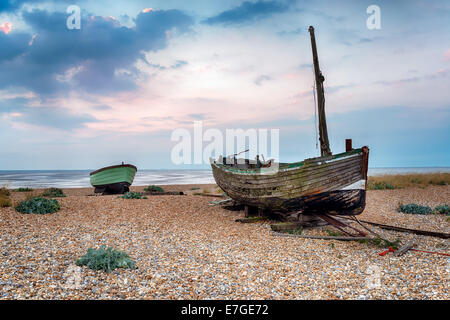 Angelboote/Fischerboote auf einem Kiesstrand bei Lydd-sur-mer in Romney Marsh, Kent Stockfoto