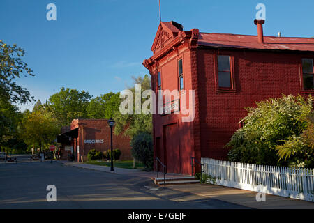 Feuer Haus (1911, auf der rechten Seite), und Columbia Mercantile Gebäude (1855), Main Street, Columbia State Historic Park, Columbia, Tuolu Stockfoto