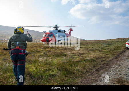 Irish Coast Guard IRCG Garda Cósta Na hÉireann Sikorsky Hubschrauber landet auf dem Moor während einer medizinischen Rettung im ländlichen Irland Stockfoto