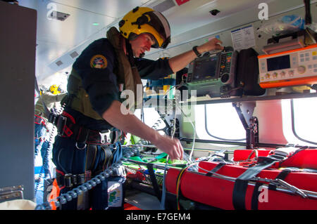 Irish Coast Guard IRCG Garda Cósta Na hÉireann Sikorsky Hubschrauber-Crew-Mitglieder während einer medizinischen Rettung im ländlichen Irland Stockfoto