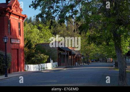 Feuer Haus (1911) und Main Street, Columbia State Historic Park, Columbia, Tuolumne County, Ausläufer der Sierra Nevada, California Stockfoto