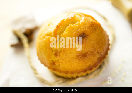 Hausgemachte Muffins und Schokoladenstückchen Stockfoto
