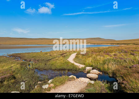 WEG ODER PFAD IN DER NÄHE VON LOCH A MHUILINN EN ROUTE NACH SANDWOOD BAY SUTHERLAND SCHOTTLAND Stockfoto