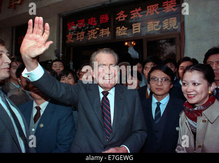 Ehemalige US-Präsident Richard M. Nixon winkt eine versammelte Menschenmenge bei einem Spaziergang rund um die Wangfujing Street Einkaufsviertel 30. Oktober 1989 in Peking, China. Nixon besuchte als privater Gast der chinesischen Regierung. Stockfoto