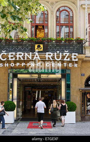 Eingang zum Cerna Ruze Shopping Center in der Stadt von Prag, Tschechische Republik. Stockfoto