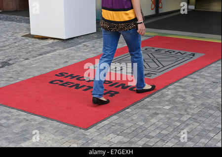 Eine junge Frau, die zu Fuß über den roten Teppich der Cerna Ruze Einkaufszentrum in der City von Prag, Tschechien. Stockfoto