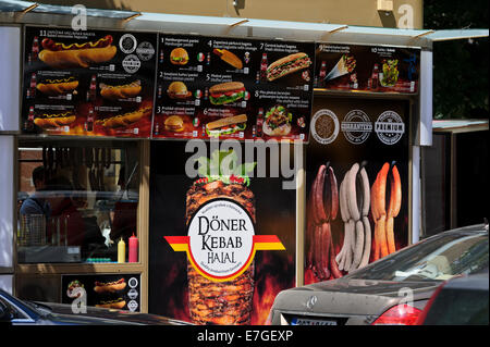 Halal-Döner zum Verkauf auf der Straße von Prag, Tschechische Republik. Stockfoto