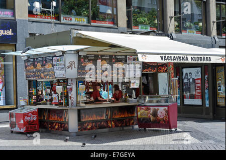 Eine kleine Fast-Food-Kiosk auf der Straße von Prag, Tschechische Republik. Stockfoto