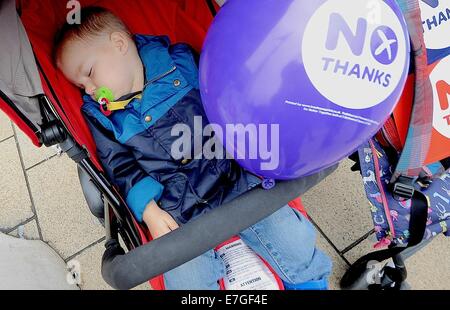 Edinburgh, Vereinigtes Königreich. 17. Sep, 2014. Eine Familie aus der besseren härter Kampagne steht neben St. James Square mit '' Nein danke '' Banner, Aufkleber und Plakate, die Weitergabe von Informationen über morgen Schottland Volksabstimmung. Die Abstimmung in Schottland bestimmt die Zukunft Großbritanniens. Bildnachweis: Gail Orenstein/ZUMA Draht/Alamy Live-Nachrichten Stockfoto