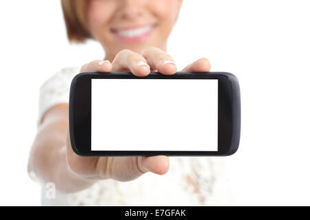 Nahaufnahme einer Mädchen-Hand zeigt einen horizontale leere Smartphone-Bildschirm auf einem weißen Hintergrund isoliert Stockfoto