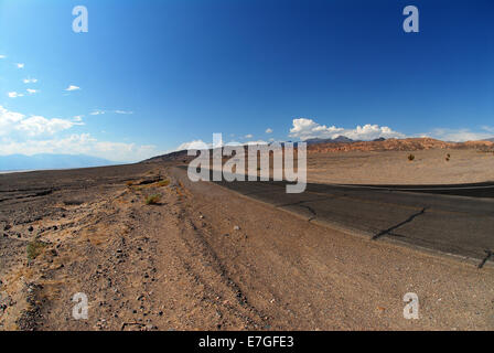 Death Valley Straßenfahrt mitten in Wüstenlandschaft Stockfoto