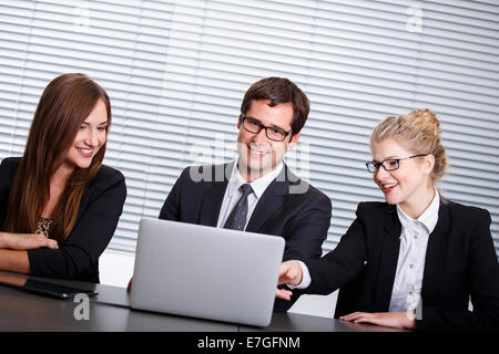 Gruppe von glücklich Geschäftsleute in einem Meeting im Büro Stockfoto