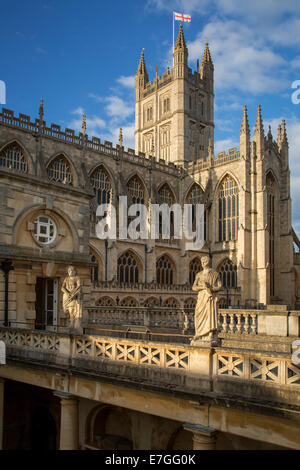 Bad Kathedrale überragt die Open-Air Roman Baths, Bath, Somerset, England Stockfoto