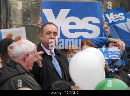 Schottland, Großbritannien. 15. Sep, 2014. Die erste Minister of Scotland Alex Salmond (C) spricht mit Verfechter von Schottlands Unabhängigkeit in seiner Heimatstadt von Linlithgow in Schottland, Großbritannien, 15. September 2014. Foto: Teresa Dapp/Dpa/Alamy Live News Stockfoto