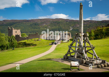 Belagerungswaffe in der Nähe der Ruinen von Urquhart Castle am Ufer des Loch Ness, Highlands, Schottland Stockfoto