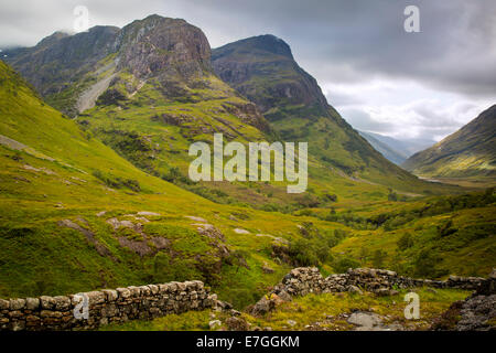 Stein Wand und Tal Blick unter den Bergen von Glencoe, Lochaber, HIghlands, Schottland Stockfoto