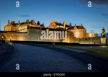 Twilight unter Robert der Bruce-Statue und der Eintrag nach Stirling Castle, Stirling, Schottland Stockfoto