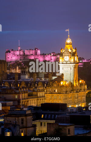 Twilight-Blick über Balmoral Hotel Turm und die alte Burg, Edinburgh, Lothian, Schottland Stockfoto
