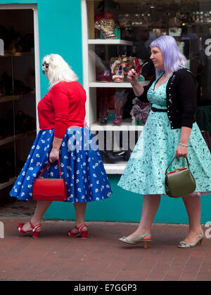 Zwei Frauen gehen durch Brighton in 1950er Jahren Stil Kleider Stockfoto