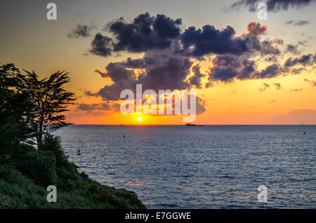 Untergehenden Sonne vor der Küste von Brittany France Stockfoto