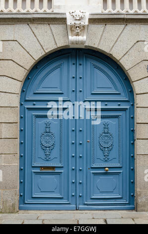 Alte schöne blaue Tür, Fougeres, Bretagne, Frankreich. Stockfoto