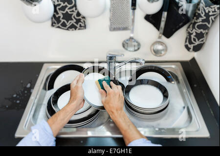 Mann in der Küche, den Abwasch erledigt Stockfoto