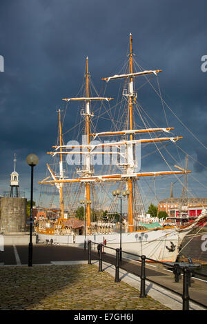 Sturm Wolken schweben über die SS Kaskelot im Hafen von Bristol, England Stockfoto