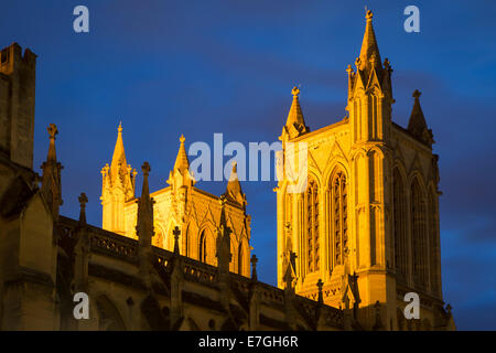 Beleuchtete Türme der Kathedrale-Kirche der Heiligen und ungeteilten Dreifaltigkeit, Bristol, England Stockfoto
