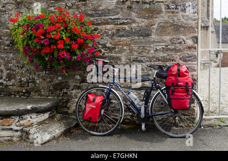 Touring Fahrrad mit roten Koffer Stockfoto