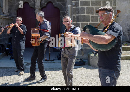 Traditionellen bretonischen folk Musikern in St. Suliac Bretagne Frankreich Stockfoto