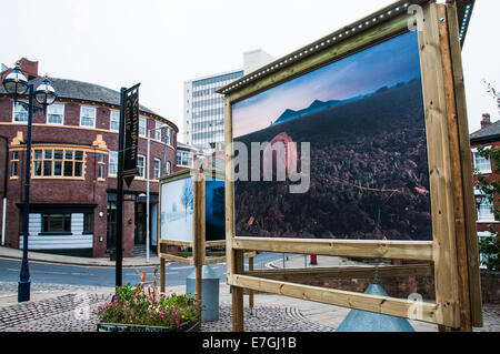 Nottingham, UK. 17. September 2014. Einen Tag nach Nottingham Lotterie Finanzierung als die Stadt der Fußball 2015 erhielt wurde es die erste Stadt außerhalb von London, Gastgeber Michael St. Maur Sheils Straße Ausstellung "Felder der Schlacht". Dieses ergreifende Schuss aus der Ausstellung außerhalb Nottingham Castle, macht eine interessante Gegenüberstellung mit der gestrigen Ankündigung. Bildnachweis: Peter Morley/Alamy Live-Nachrichten Stockfoto