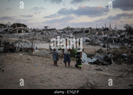 Gaza-Stadt, Palästinensische Autonomiegebiete. 17. September 2014. Kinder auf den Trümmern ihrer Häuser, der von Israel während der Offensive gegen Gaza, in der Stadt von Beit Hanoun im nördlichen Gazastreifen beschossen wurde. Wegen des Mangels an Plätzen für den Wohnungsbau nach dem Krieg haben sie kein andere Wahl, als auf die Ruinen ihrer Häuser zu leben. Bildnachweis: Ahmed Hjazy/Pacific Press/Alamy Live-Nachrichten Stockfoto