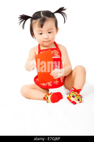 asiatische Mädchen Baby hält ein rotes Kuvert für chinese New year Stockfoto