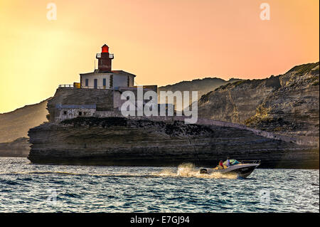 Europa. Frankreich. Korsika. Corse-du-Sud (2A). Bonifacio. Leuchtturm Madonetta am Ausgang des Hafens Stockfoto