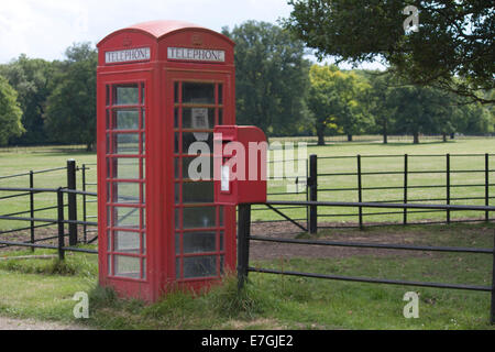 Rot-Phonebox mit Briefkasten in ländlicher Umgebung Stockfoto