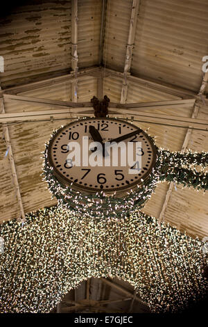 Die alte Fabrik-Uhr im Chelsea Market, New York Stockfoto