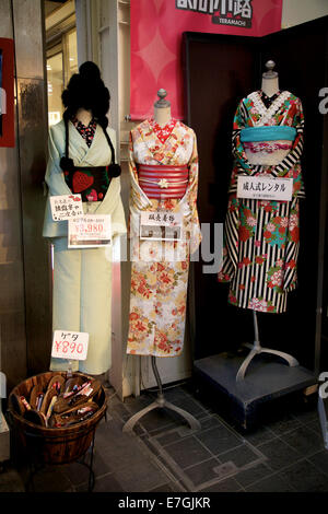 Shop, Mall. Yukata Kimono, traditionelle Damenkleider. Geta, Holz-Sandalen zum Verkauf. Teramachi shopping Arcade, Kyoto, Japan, Asien Stockfoto