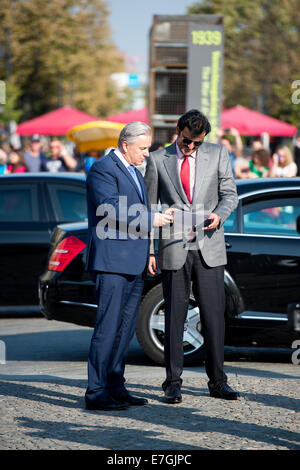 Der Emir von Katar, Scheich Tamim Bin Hamad al-Thani und Klaus Wowereit (R, SPD), stellvertretender Bürgermeister von Berlin, am Pariser Platz vor dem Brandenburger Tor, Deutschland, 17. September 2014 stehen. Foto: Bernd von Jutrczenka/dpa Stockfoto