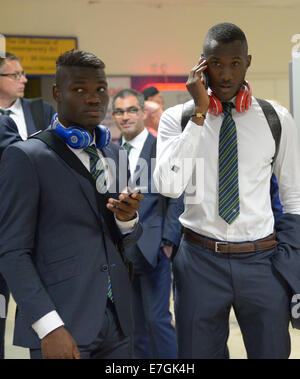 Wolfsburg Spieler Junior Malanda (L) und Josuha Guilavogui warten auf ihre Koffer am Flughafen in Liverpool, Großbritannien, 17. September 2014. Der VfL Wolfsburg spielt gegen den FC Everton in Liverpool am 18. September 2014. Foto: Peter Steffen/dpa Stockfoto