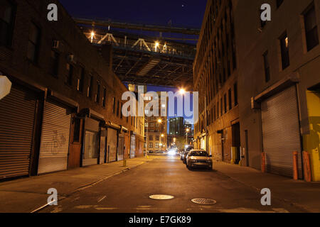 DUMBO Brooklyn Backstreet nachts Stockfoto