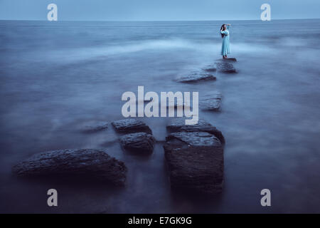 Schöne junge Frau am Meer Stockfoto