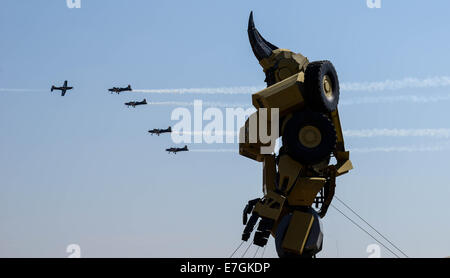 Centurion, Pretoria, Südafrika. 17. Sep, 2014. Südafrikanische Jets fliegen über den Himmel während des ersten Tages der Africa Aerospace und Verteidigung 2014 Ausstellung in Waterkoof Air Force Keller am südlichen Stadtrand der Hauptstadt Pretoria, am 17. September 2014. Die Ausstellung ist das größte seiner Art in Afrika. Insgesamt 347 Aussteller aus 26 Ländern und Regionen teilgenommen in der Biennale, die 21 September dauern wird. Bildnachweis: Zhai Jianlan/Xinhua/Alamy Live-Nachrichten Stockfoto