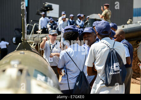 Centurion, Pretoria, Südafrika. 17. Sep, 2014. Südafrikanischen Offizier (1. L) spricht mit Schülern über Torpedos während des ersten Tages der Africa Aerospace und Verteidigung 2014 Ausstellung in Waterkoof Air Force Keller am südlichen Stadtrand der Hauptstadt Pretoria, am 17. September 2014. Die Ausstellung ist das größte seiner Art in Afrika. Insgesamt 347 Aussteller aus 26 Ländern und Regionen teilgenommen in der Biennale, die 21 September dauern wird. Bildnachweis: Zhai Jianlan/Xinhua/Alamy Live-Nachrichten Stockfoto