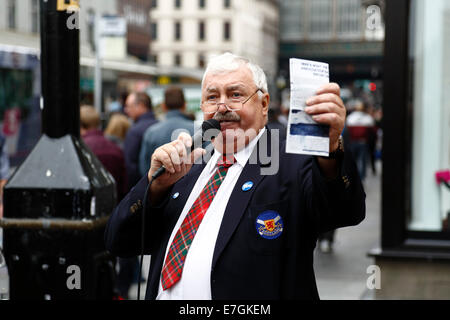 Argyle Street, Glasgow, Schottland, Großbritannien, Mittwoch, September 2014. Am letzten Wochenende vor Beginn der Abstimmung im schottischen Unabhängigkeitsreferendum am Donnerstag geht ein Wahlkämpfer mit einem Mikrofon in die Innenstadt, um Ja-Stimmen zu aktivieren Stockfoto